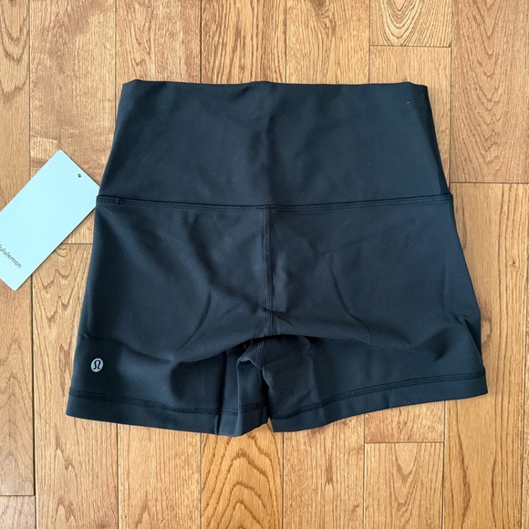 Lululemon NWT Wunder Train High-Rise Short 4" size 8 - Picture 3 of 6